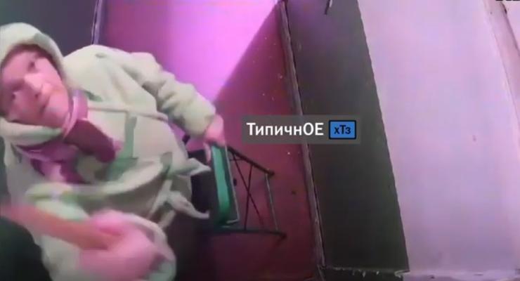На видео показали, как в Харькове пенсионерка крушит в подъезде камеры