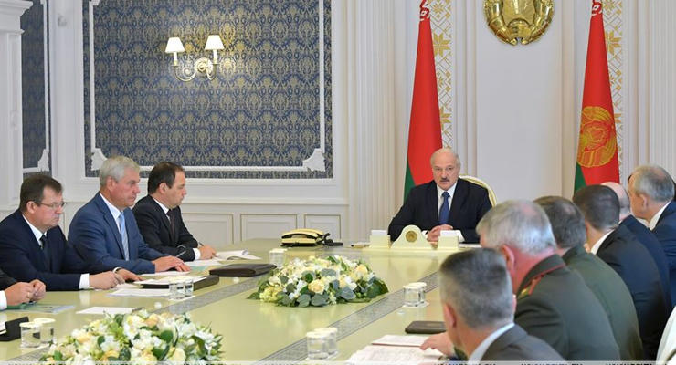 Лукашенко привел в боеготовность армию на границе с ЕС
