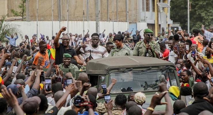 Военные закрыли границы Мали и ввели комендантский час