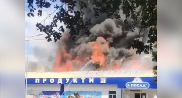 Показано видео, как на Харьковщине мощно горит супермаркет