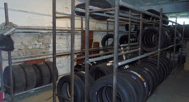 В Киеве работник склада украл 200 шин