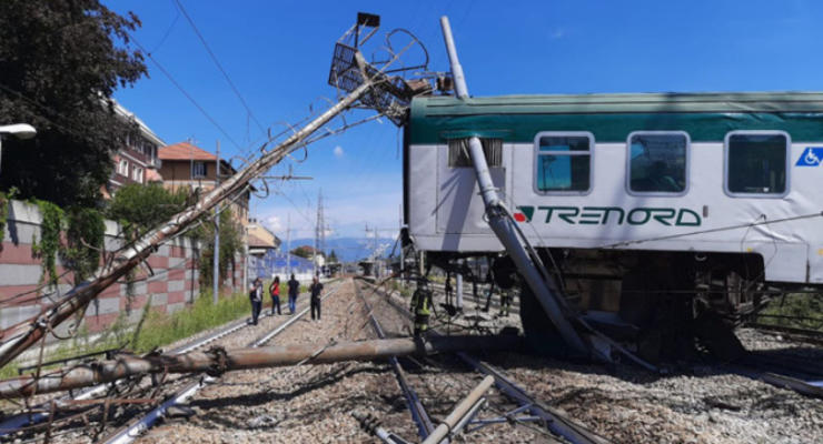 В Италии пассажирский поезд сошел с рельс
