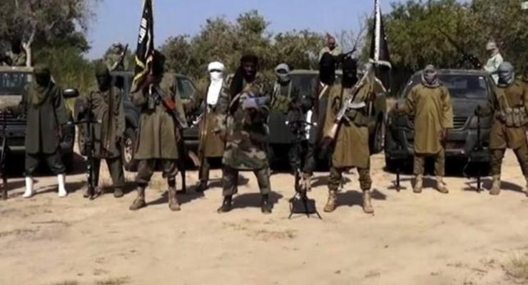 В Нигерии боевики захватили сотни заложников