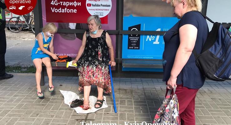 В Киеве маршрутчик зажал пенсионерку дверью и протащил по асфальту