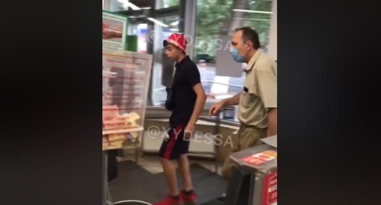 В супермаркете Одессы сняли на видео, как школьник напал на охранника