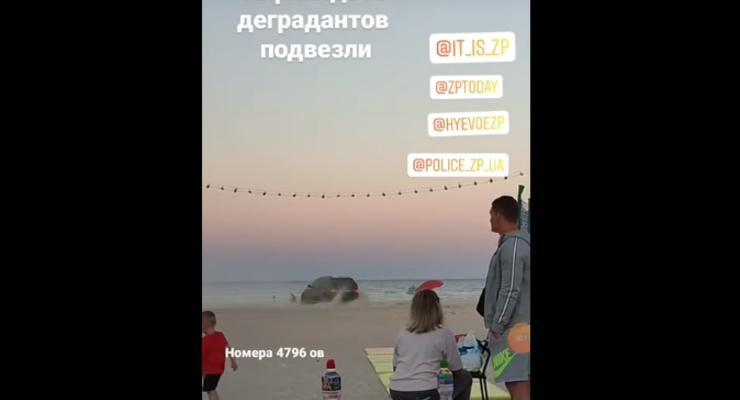 В Кирилловке на пляже с курортниками устроили гонки на джипах