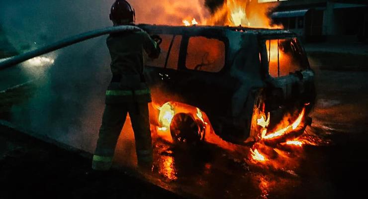 В Киеве на рассвете горел внедорожник возле больницы
