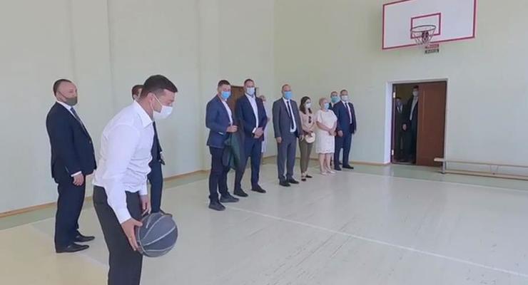 Зеленский поиграл в баскетбол в школе Николаева