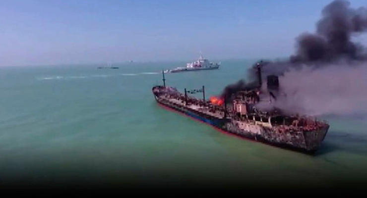 В Китае из-за столкновения танкера с баржей погибли восемь человек