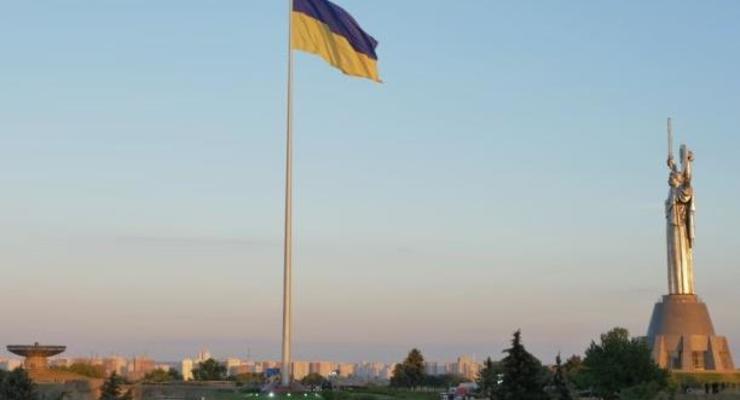 В столице Украины подняли самый большой флаг