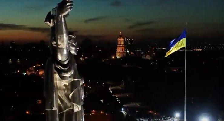 Кличко открыл мемориал с самым большим флагом Украины
