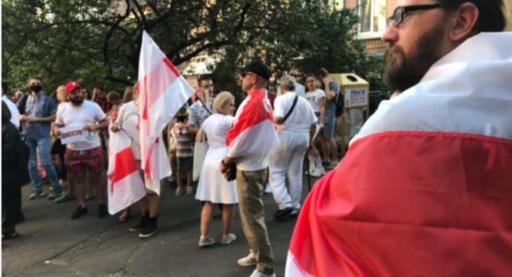 В Киеве под посольством Беларуси проходит акция