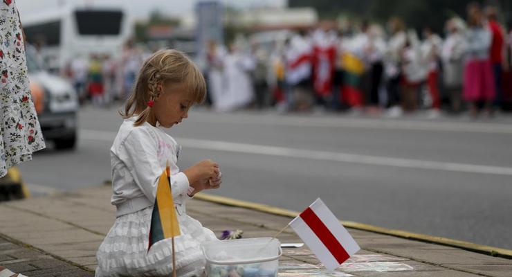 Жители Литвы стали в "цепь солидарности" с оппозицией Беларуси