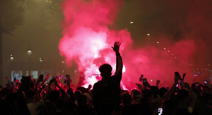 Полиция в Париже применила слезоточивый газ против фанатов ПСЖ
