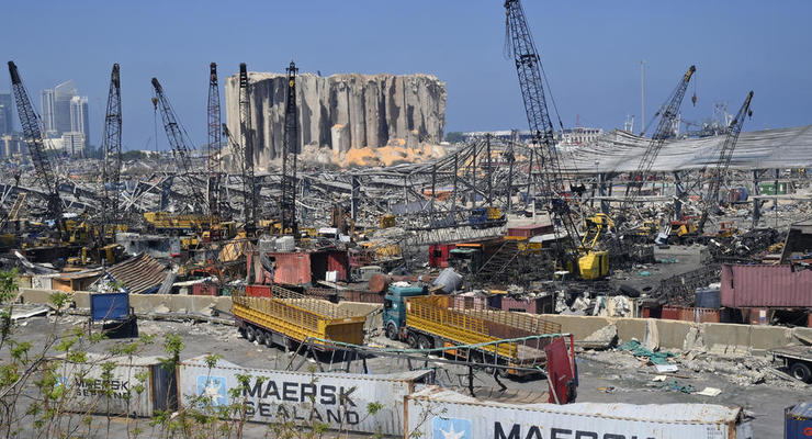 В порту Бейрута нашли почти 80 контейнеров с химикатами