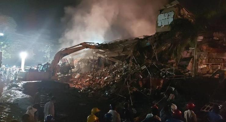 В Индии рухнула пятиэтажка, под завалами десятки людей
