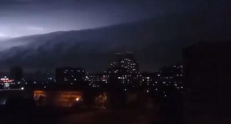 В Киеве сняли на видео шикарное небо в грозу