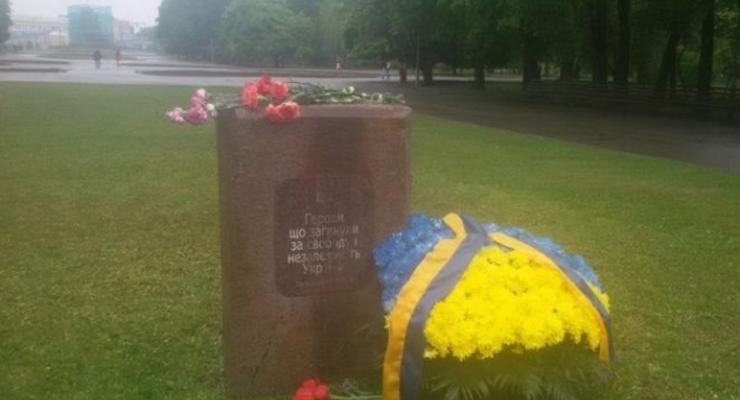 В Харькове власти демонтировали памятный камень погибшим героям