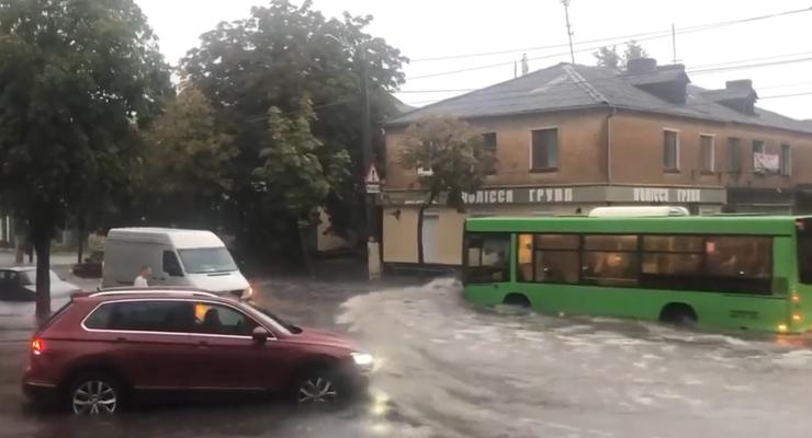 Сильный ливень в Житомире спровоцировал транспортный коллапс