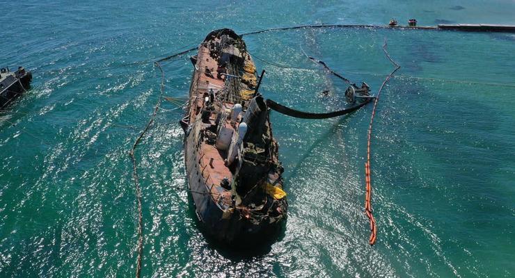 Затонувший в Одессе танкер "Delfi" поставили на киль