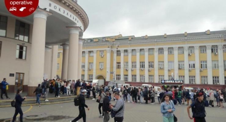 На видео и фото показали огромную очередь у входа в киевское метро