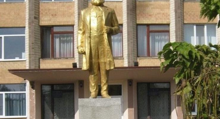 Активисты пожаловались копам на уцелевшие памятники Марксу на Одесчине
