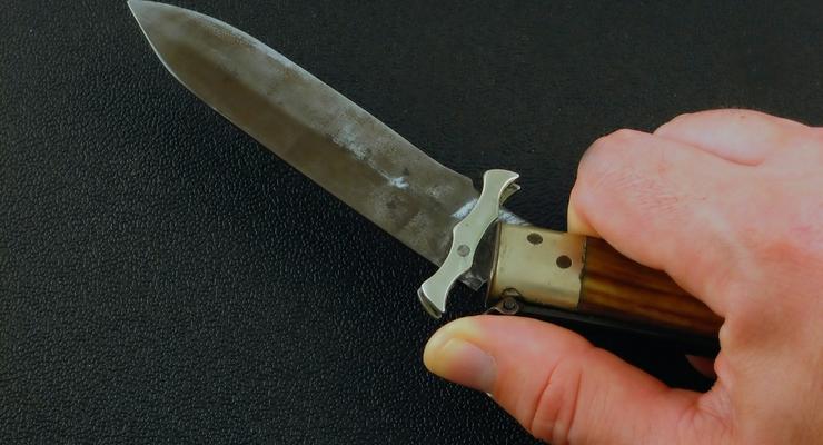 На Харьковщине 20-летний парень ранил себя ножом и ударил медика