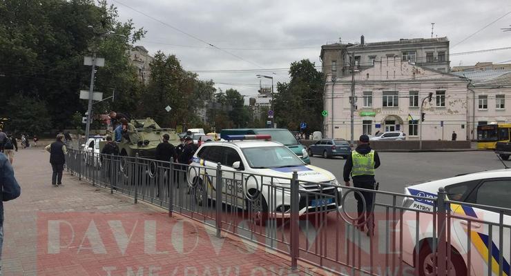 В Киеве остановили БРДМ, который ехал к Кабмину