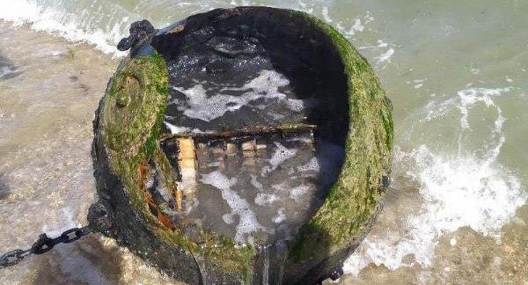 На пляже под Одессой из моря выловили огромную мину