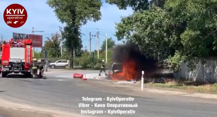 На видео показали, как под Киевом пылала машина