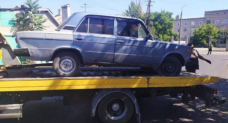 На Донбассе водитель “ВАЗа” разнес остановку и сбежал