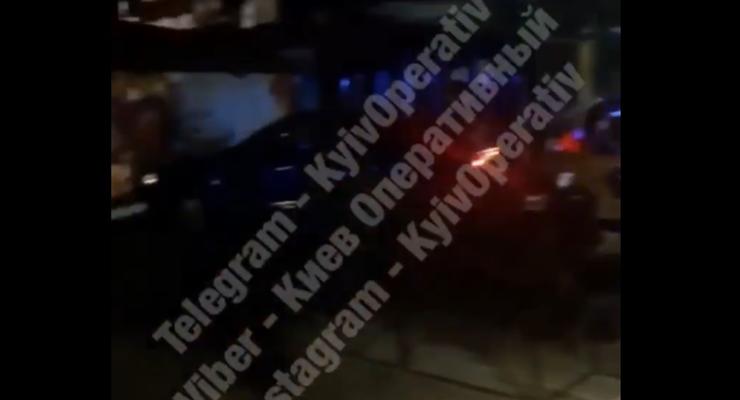 В центре Киева пьяный автомобилист разгромил летнюю террасу кафе
