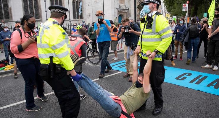 Климатические активисты перекрыли движение у здания парламента в Лондоне