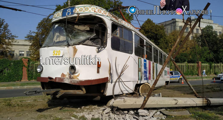 В Харькове трамвай слетел с рельсов и протаранил столб