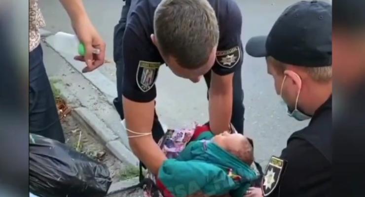В Киеве мать одела младенца в пуховик и засунула в хозяйственную сумку