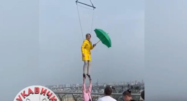 В Киеве "Слугу народа" сняли летающей с зонтом над мостом