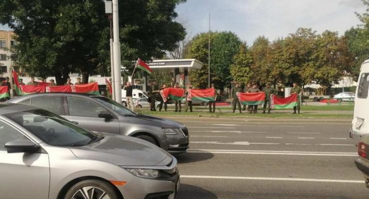 В Минске военные с флагами закрыли цепь солидарности