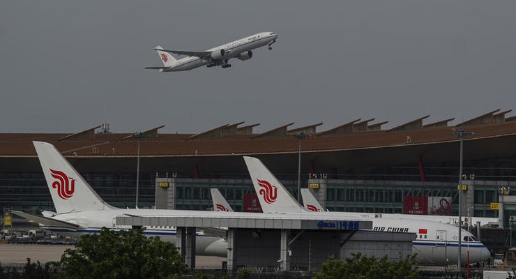 Пекин начал принимать авиарейсы