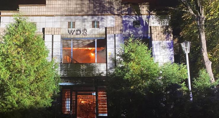 В Киеве масштабный пожар охватил заброшенное здание