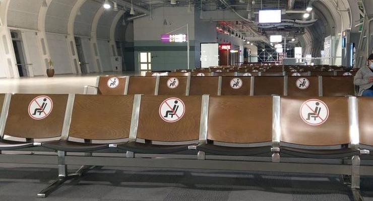 Во Львове в аэропорту застряли иностранцы, приехавшие к родителям