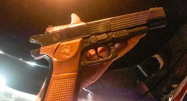 В Полтаве полицейские задержали вооруженных игрушечным пистолетом людей