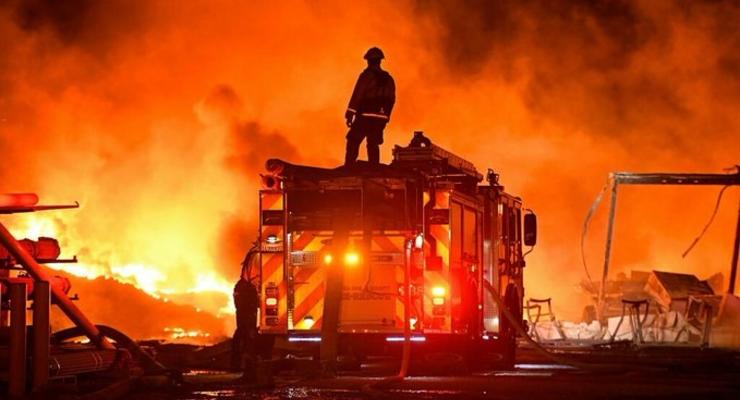 Десятки американцев оказались в кольце лесных пожаров