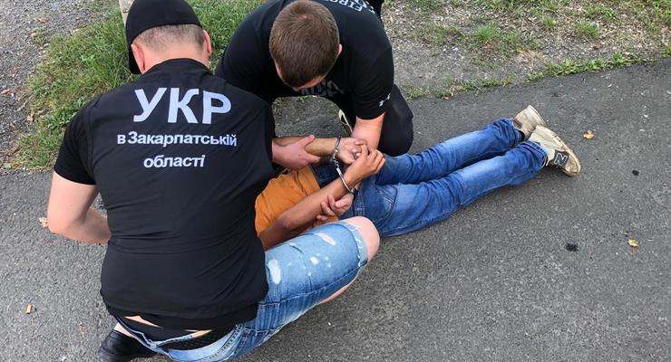 На Закарпатье школьник с пистолетом отобрал выручку на заправке