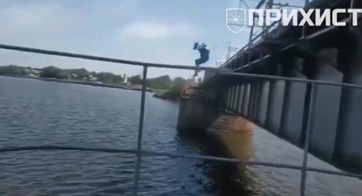На видео показали, как под Днепром парень прыгнул в реку с товарняка