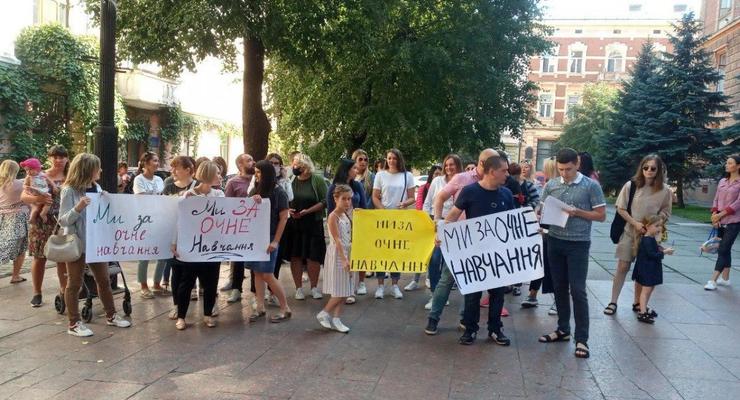 "Это абсурд": В Черновцах протестуют против закрытия школ на карантин