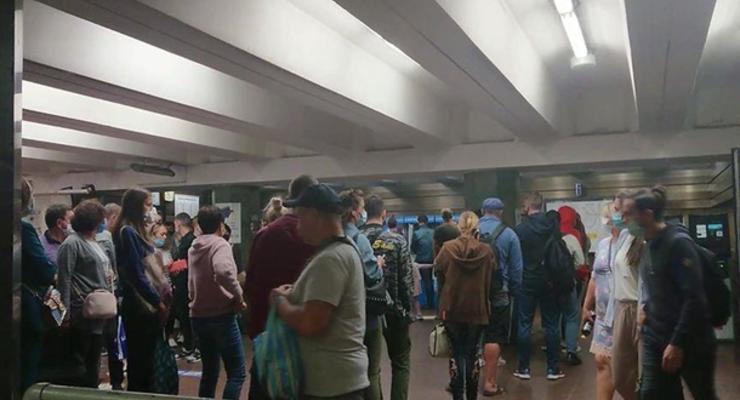 В Киеве огромные очереди к метро: сбой в работе электронного билета