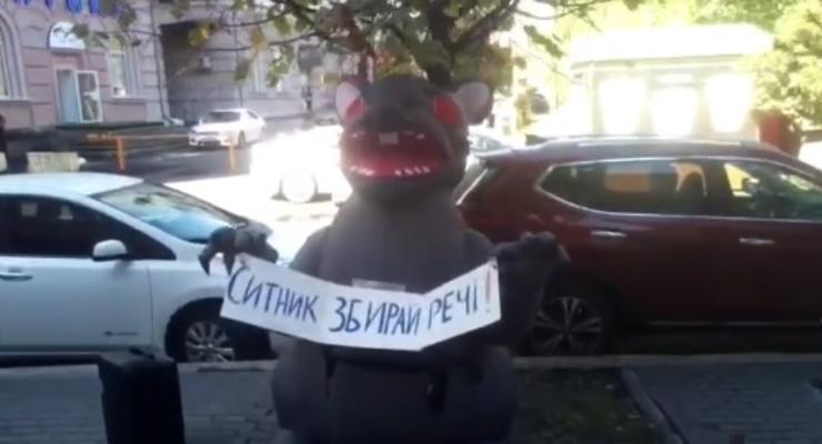 В Киеве митингующие с крысой гнали с поста директора НАБУ