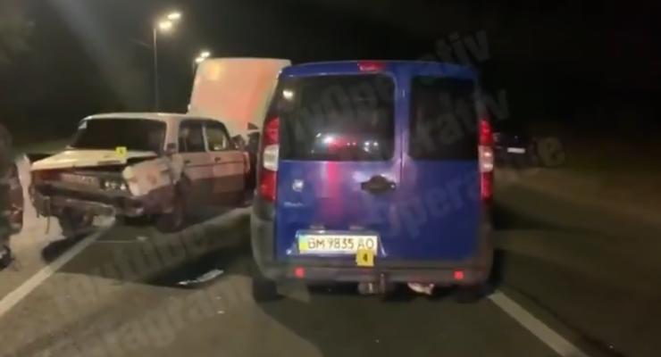 Под Киевом в ДТП попало три легковушки и грузовик