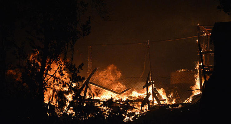В Греции сгорел лагерь для мигрантов, в котором были больные COVID