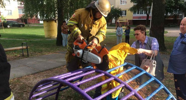В Славутиче спасатели вытащили мальчика из ловушки на детплощадке